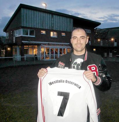   Das Vereinsheim kennt er schon, die Mannschaft auch: Zouhair Allali, der künftige Spielertrainer des A-Kreisligisten Westfalia Osterwick, hat sich bei seinen neuen Spielern schon vorgestellt. Foto: az
