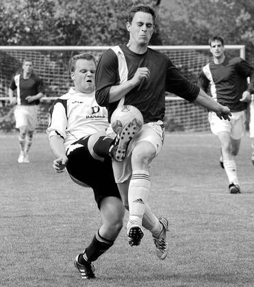 Verbissen gekämpft wurde im Derby, wenn auch nicht immer schön gespielt: SW-Abwehrmann Thomas Uppenkamp (links) und Sebastian Brambrink beharken sich. Foto: Frank Wittenberg