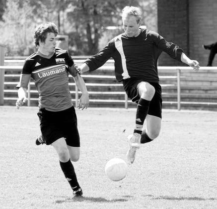 Der Höhenflug geht weiter: Mit dem 3:0 bei FSV Gescher II bleiben Kai Hemsing (rechts), hier im Duell mit Kevin Höing, und Westfalia Osterwick in der Rückrunde ungeschlagen. Foto: Frank Wittenberg