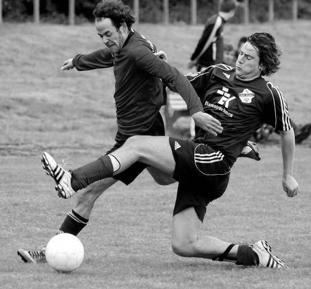 Hitzige Zweikämpfe lieferten sich Westfalia-Offensivmann Johannes Aldenhövel (links) und sein Gegenspieler Martin Kellerhaus. Fotos: fw Foto: az