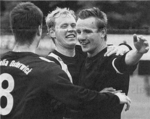 Kommt in meine Arme: Westfalia-Torschütze Tobias Paschert (rechts) nimmt die Glückwünsche von Kai Hemsing (Mitte) und Daniel Richter entgegen.