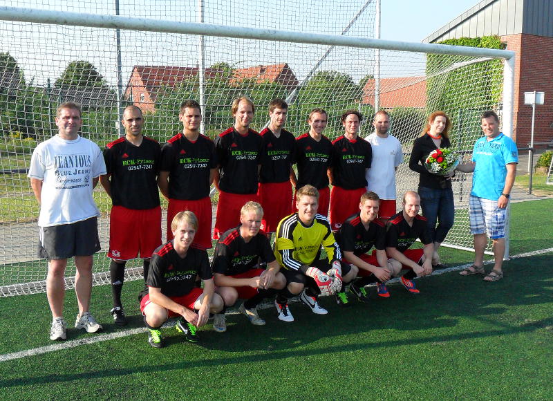 Das Team des Eck-Friseur in Osterwick wünscht der Mannschaft viel Erfolg in der kommenden Saison: Oben von links: Co-Trainer Thomas Blakert, Trainer Zouhair Allali, Christian Kerkering, Johannes Frieling, Daniel Richter, Tobias Paschert, Johannes Aldenhövel, Co-Trainer Frank Kerkhoff, Eck-Friseur Inhaberin Nicole Wegmann, Westfalia-Vorstandsmitglied Jürgen Boll Vorne von links: Sebastian Graute, Kai Hemsing, Jan-Simon Wilmer, Timo Mevenkamp, Florian Göbel