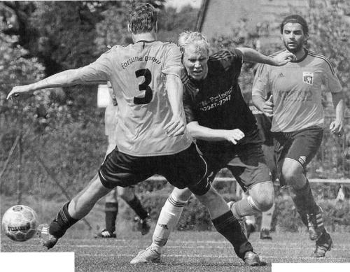 Im Clinch: Kai Hemsing (Mitte), Angreifer aus Osterwick, wurde von den Abwehrkräften nicht mit Samthandschuhen angefasst.