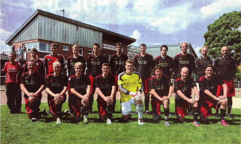 Der Vizemeister der Kreisliga A greift wieder an. Westfalia Osterwick will auch in dieser Saison ganz oben mitspielen: hinten von links: Betreuer Dennis Alferink, David Recker, Sebastian Brambrink, Johannes Sicking, Christian Kerkering, Daniel Richter, Jens Frieling, Lukas Segbers, Johannes Frieling, Co-Trainer Frank Kerkhoff Trainer Zoui Allali; vorn von links: Tobias Paschert, Kai Hemsing, Sebastian Graute, Timo Mevenkamp, Jan-Simon Wilmer, Pascal Leipelt, Florian Göbel und Johannes Aldenhövel. Es fehlen Patrick Eggemann, Benjamin Raabe, und Australien-Urlaubeer Niklas Segbers. Fotos Frank Wittenberg