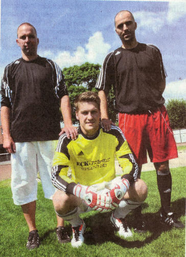 Die neue Nr. 1: Spielertrainer Zouhair Allali (rechts) und Co-Trainer Frank Kerkhoff (links) bauen auf Jan-Simon Wilmer (Mitte), der Hubi Wolbeck als Torwächter abgelöst hat.