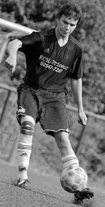 Mit schönem Solo erzielte „Edeljoker“ Pascal Leipelt in der allerletzten Spielminute den 5:1-Endstand für Osterwick. Foto: Ulrich Hörnemann