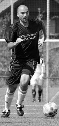 Treffsicherer Trainer: Zouhair Allali schenkte dem Gastgeber DJK Rödder zwei Tore ein. Foto: az