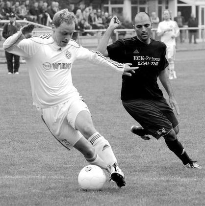 Zwei torgefährliche Offensivkräfte: Der Osterwicker Pascal Leipelt (großes Foto, 1. von rechts) und der Billerbecker Matthias Möllering (kleines Foto, Mitte) gehen morgen auf Torejagd. Fotos: uh Foto: az