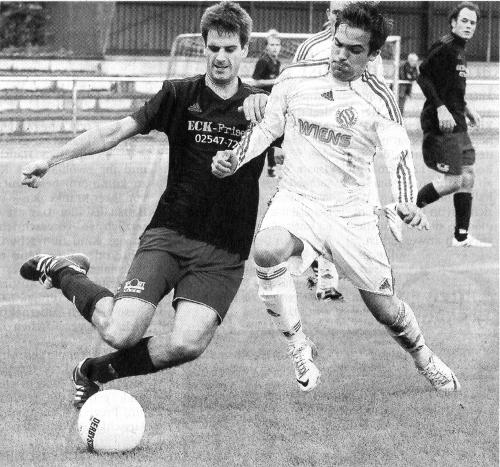 Sein Tor hatte die Westfalia lange auf drei Punkte hoffen lassen: Daniel Richter (links) im Duell mit dem Billerbecker Matthias Schulze Bisping. Fotos: fw