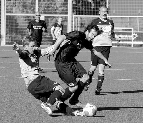 Durchgebissen: Lukas Segbers (Mitte) und die Westfalia Osterwick siegten 2:0 gegen die SG 06 um David Plesker (links) und Dominik Erdelkamp.	Foto: fw