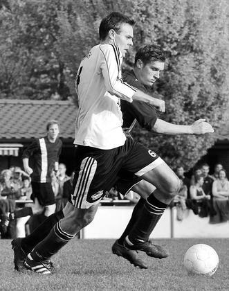 Heiße Zweikämpfe lieferten sich der Holtwicker Marius Abel (links) und der Osterwicker Timo Mevenkamp im Vorjahr. Foto: az