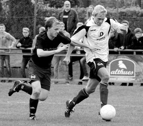 Kampf war Trumpf im Rosendahler Derby — hier zieht der Holtwicker Andre Vogt (links) seinem Gegenspieler Sebastian Graute weg.	Foto: fw
