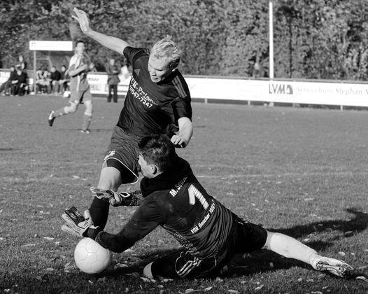 Die Rettungsaktion von SV-Torwart Mike Schöning gegen Kai Hemsing war vergebens — den Abpraller versenkte Niklas Segbers (kl. Foto) zum 2:0 für die Westfalia.	Fotos: fvv