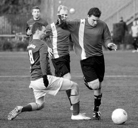 Nie zu bremsen: Mit Westfalia-Regisseur Pascal Leipelt (rechts) hatten Simon Fries und seine TSG-Teamkollegen ihre liebe Mühe. Fotos: fw Foto: az