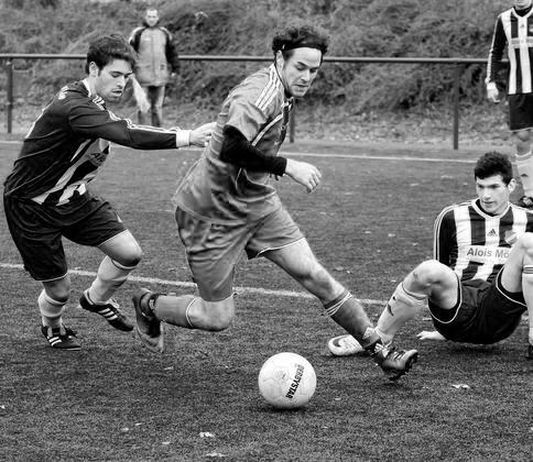 Das Nachsehen hatten Sebastian Daldrup (links) und Urs Monse (am Boden) nur hier gegen Johannes Aldenhövel – am Ende jubelte Turo über den 2:0-Sieg. Foto: Frank Wittenberg