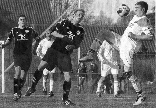 Treffsicherer Stürmer: Benjamin Raabe (rechts), der wuchtige Osterwicker, gelang an diesem Tag ein schöner Doppelpack zum souveränen 4:0-Endstand gegen eine chancenlose Gäste-Elf aus Rödder. Foto: Ulrich Hörnemann
