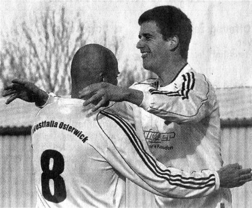 Komm in meine Arme: Zouhair Allali (links) beglückwünschte den Torschützen Daniel Richter (rechts) zur 1:0-Führung.