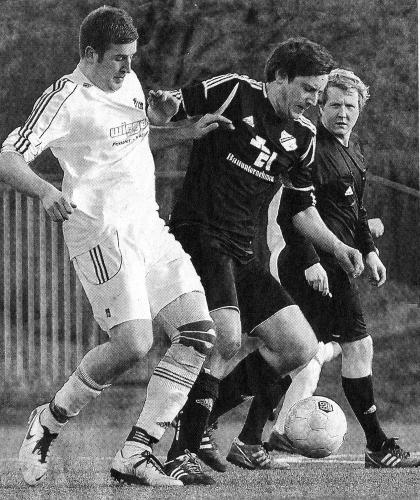 Doppeltorschütze gegen Rödder: Benjamin Raabe (links), Angreifer vom A-Ligisten Westfalia Osterwick, will gegen den Westfalenligisten Grün-Weiß Nottuln nachlegen.	Foto: Ulrich Hörnemann