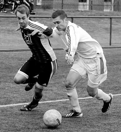 Duell der Giganten in diesem Kreispokal-Halbfinale: Dennis Otto (links) und Westfalia-Defensivmann Timo Mevenkamp lieferten sich spektakuläre Zweikämpfe. Fotos: fw