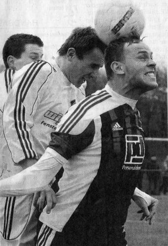 Immer zur Stelle: Jens Frieling (links) und Tobias Paschert stören den Nottulner Dennis Paul (rechts).