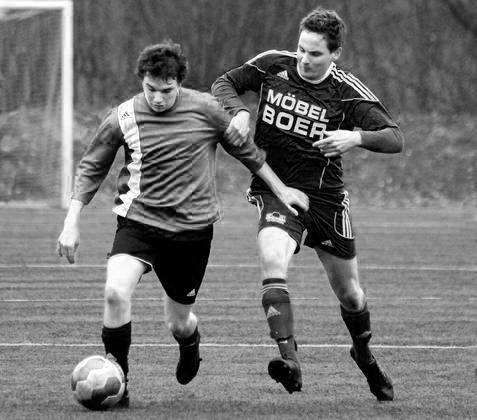 Klare Verhältnisse: Maik Schlechtriem (rechts) versucht vergeblich, Westfalia-Angreifer Pascal Leipelt zu stoppen. Foto: Frank Wittenberg