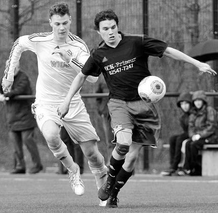 Zwei Torschützen im Zweikampf: Pascal Leipelt (vorn), Angreifer aus Osterwick, sorgte für den 2:2-Ausgleich, nachdem der Billerbecker Max Zumbülte (hinten) zuvor das 2:1 geköpft hatte. Foto: az