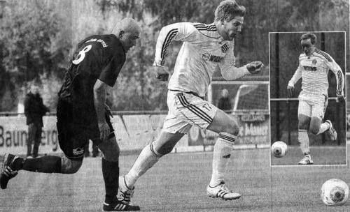 Auf geht's Felix Leimkühler, Torschütze zum 4:2 für den A-Kreisligisten DJK-VfL Billerbeck, sprintet dem Osterwicker Trainer Zouhair Ailali auf und davon. Mathias Möllering (kleines Foto) traf vorher zur 3:2-Führung für den cleveren Gastgeber. Foto Ulrich Hörnemann