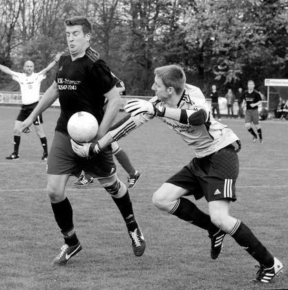 Schwerstarbeit mussten Julian Thiemann (rechts) und die Daruper verrichten – hier gegen Benjamin Raabe.	 Foto: az