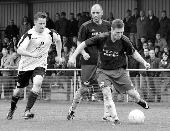 Der Flankengeber: Timo Mevenkam (rechts), assistiert vom Osterwicker Spielertrainer Zouhair Allali (2. von rechts), hat den Holtwicker Andreas Büning (links) abgehängt. Foto: Ulrich Hörnemann
