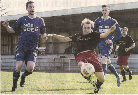 Schneller am Ball: Sebastian Graute (Mitte) setzt sich gegen Schulze-Bröring (links) und Mario Rensing (rechts) durch. Foto -uh-