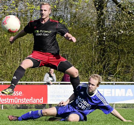 Der Edeljoker: Niklas Segbers (links), hier im Zweikampf mit Frederic Tendiek, erzielt gleich nach seiner Einwechslung das 3:0 und sorgt auch in der Folgezeit für viel Gefahr. Foto: az