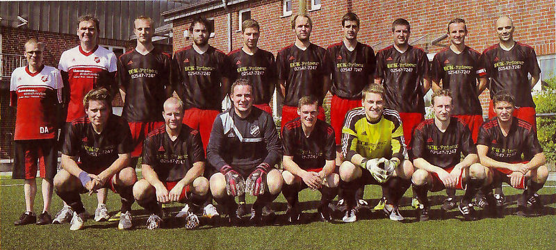 Westfalia Osterwick will die Marke von 72 Punkten in der neuen Saison toppen: (oben von links) Betreuer Dennis Alferink, Betreuer Thomas Blakert, Niklas Segbers, Lukas Segbers, Jens Averkamp, Johannes Frieling, Daniel Richter, Benjamin Raabe, Tobias Paschert, Spielertrainer Zouhair Allali; unten von links: Niklas Wesßeling, Florian Göbel, Steffen Warnecke, Timo Mevenkamp, Jan-Simon Wilmer, Tobias Lanfers, Pascal Leipelt; Es fehlen: David Recker, Johannes Sicking, Sebastian Graute, Ulrich Wirtz, Enis Terziqi und Thomas Pankraz.