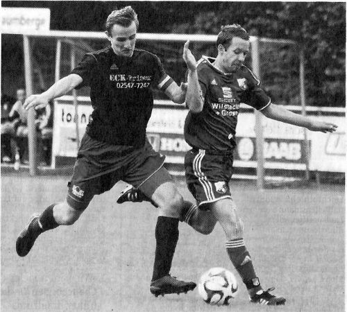 Schwerstarbeit mussten Tobias Paschert (links) und die Westfalia verrichten - hier stoppt der Kapitän in letzter Sekunde Chris Wedel.