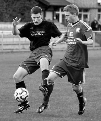 Duell der Abwehrrecken: Ulrich Wirtz (links) wird vom Daruper Marcel Bunge attackiert. Foto: az