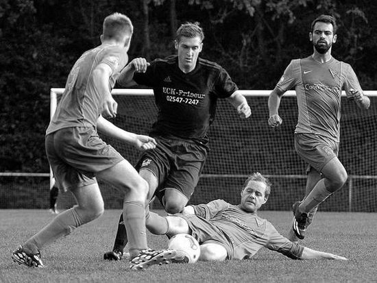 Der Slalomläufer: Timo Mevenkamp umkurvte die Abwehrspieler aus Dülmen wie Torstangen und sorgte immer wieder für Alarmstufe 1 in der gegnerischen Hälfte. Fotos: Ulrich Hörnemann Foto: az