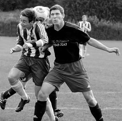 Typisch Derby: Spielerische Leckerbissen gab es wenige, dafür viel Einsatz wie hier zwischen Carsten Daldrup (links) und Ulrich Wirtz. Fotos: fw	Foto: az