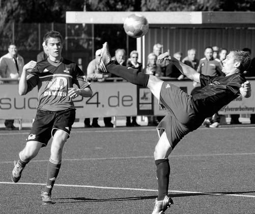Im Vorjahr setzte sich Westfalia Osterwick, hier Timo Mevenkamp (rechts), mit 2:0 bei der SG 06 durch. Morgen treffen sich beide Kontrahenten zum Topspiel. Foto: az