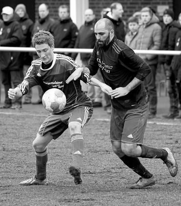 Hart umkämpft war das Duell zwischen Borussia Darup und Westfalia Osterwick – hier rangeln Marcel Bunge und Zoui Allali um den Ball. Foto: Frank Wittenberg