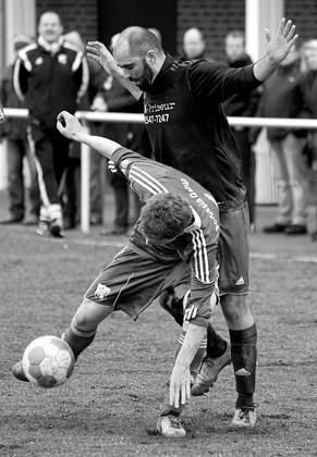 Obenauf in dieser Szene: Zoui Allali. Foto: az