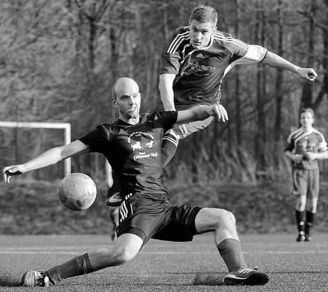 Mit Schmackes: Timo „Ballermann“ haut drauf. Mehrmals versuchte er sein Glück. Immer wieder stand ein Dülmener im Weg. Timo Mevenkamp blieb leider ein Tor verwehrt. Pech gehabt. Foto: Ulrich Hörnemann