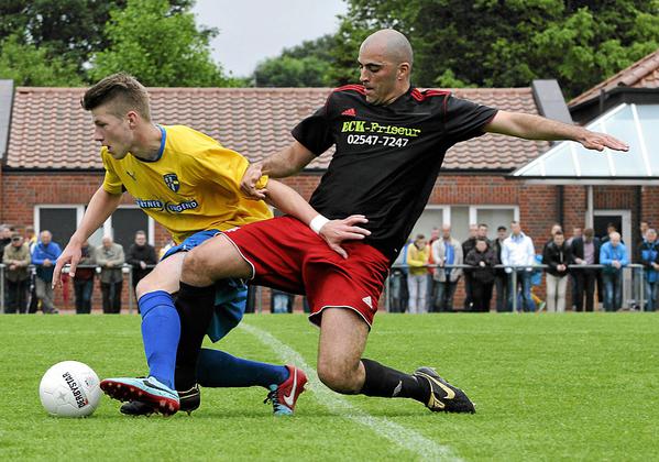 Auf dem Platz gibt er immer hundert Prozent: Zoui Allali (rechts). Foto: az
