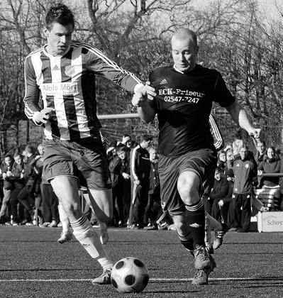 Der „Doppelpacker“: Tobias Riermann (links), hier im Laufduell mit Florian Göbel, drehte auf. Foto: az