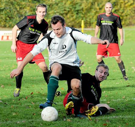 Hart umkämpft war schon das Hinspiel in Holtwick, das 0:0 endete: Marius Abel (vorne) und Westfalia-Stürmer Niklas Segbers (unten) treffen sich morgen in Osterwick wieder. Foto: Frank Wittenberg