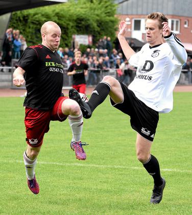 Ein heißes Tänzchen wie hier zwischen Florian Göbel (links) und Maurice Thentie war das Derby zwischen Westfalia Osterwick und SW Holtwick nur selten – dennoch hat die Westfalia mit dem 1:0-Sieg die Titelchancen gewahrt. Foto: Frank Wittenberg