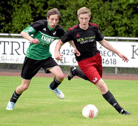 In der starken ersten Halbzeit hatten Johannes Sicking (rechts) und Co., hier im Duell mit Marcel Bendiek, noch alles im Griff – dann ging das große Zittern los. Foto: Frank Wittenberg