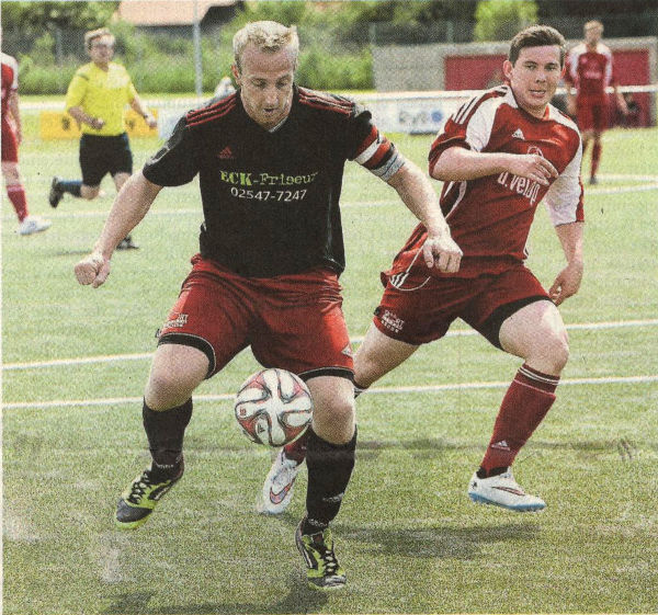 Zwei Großchancen hatte Westfalia-Kapitän Niklas Segbers (links) in der Anfangsphase auf dem Schlappen. Hier entwischt er Jöran Bieß.