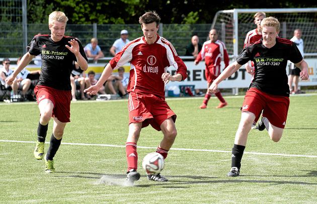 Von zwei Jägern umzingelt: Sebastian Sicking (Mitte), Abwehrmann beim SV Gescher III, behält gegen die Osterwicker Jan Kröger (links) und Johannes Sicking (rechts) kühlen Kopf. Foto: az