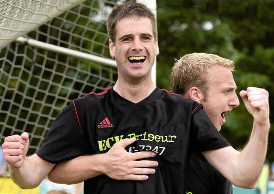 Der Strahlemann: Daniel Richter (links) feiert gemeinsam mit Vorlagengeber Niklas Segbers sein Tor des Tages. Fotos: Ulrich Hörnemann Foto: az