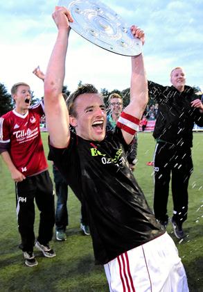 „Da ist das Ding!“ Tobias Paschert, Kapitän von Westfalia Osterwick, stemmt die Schale in die Höhe. Foto: Ulrich Hörnemann
