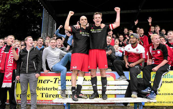 Der Trainer und sein Käpt’n: Zoui Allali (links) mit Tobias Paschert vor der Osterwicker Fankurve. Foto: az